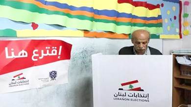  رجل يدلي بصوته في مركز اقتراع في الانتخابات اللبنانية ببيروت
